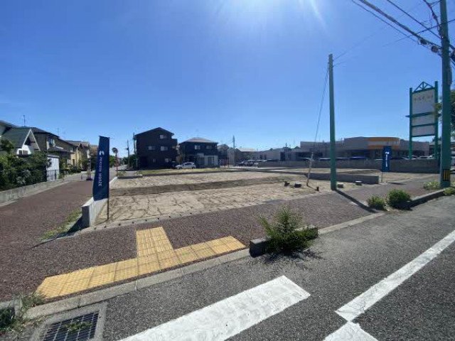 前面道路含む外観