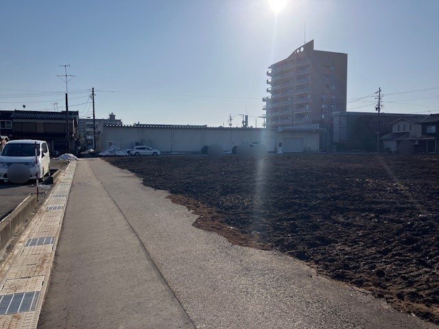 前面道路含む外観