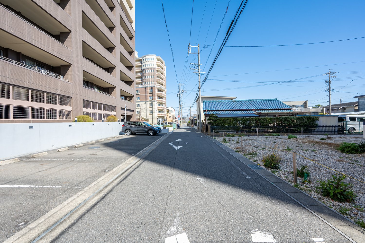 前面道路含む外観