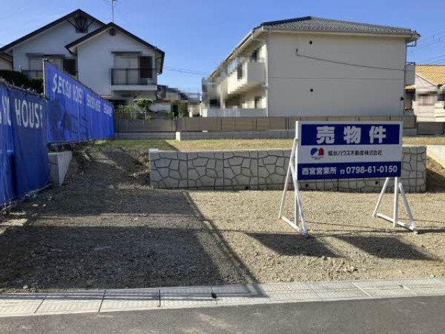 前面道路含む外観