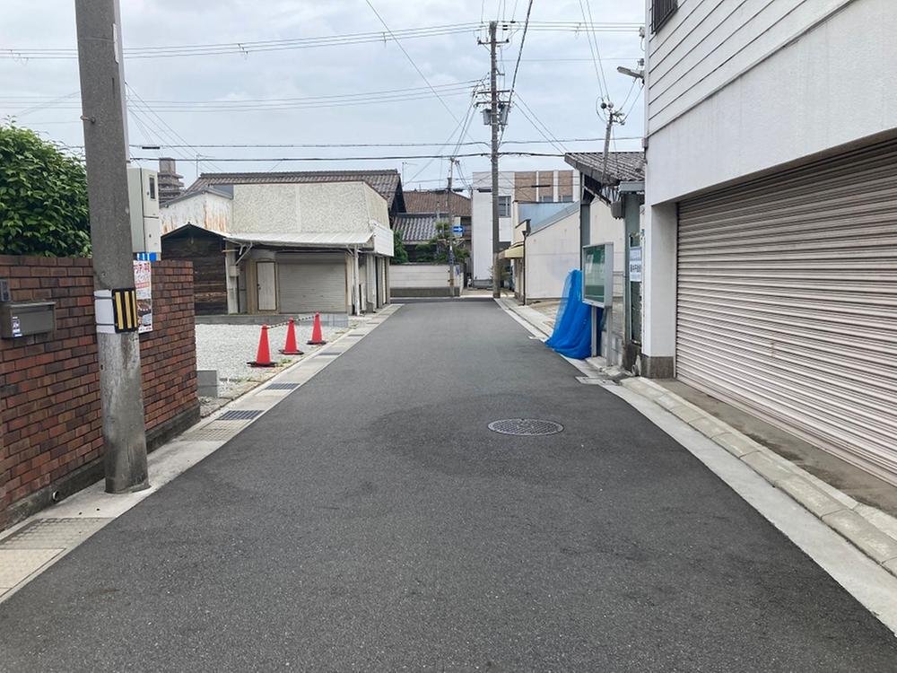 前面道路含む外観