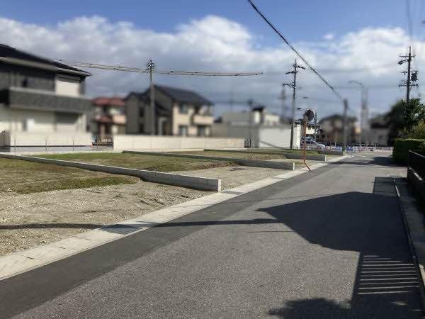 前面道路含む外観