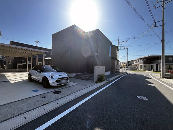 前面道路含む外観