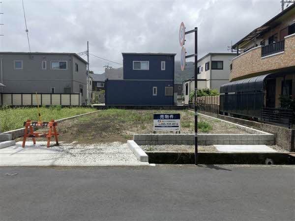 前面道路含む外観