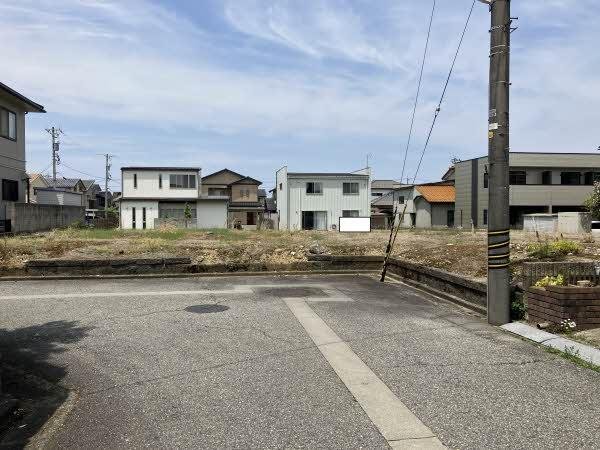 前面道路含む外観