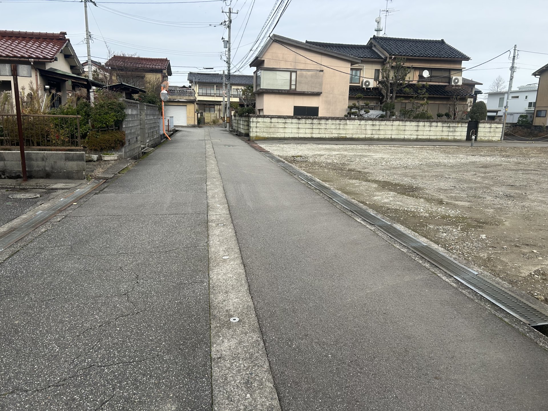 前面道路含む外観