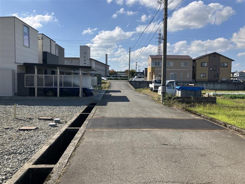 前面道路含む外観