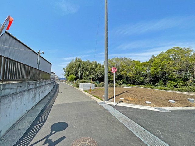 前面道路含む外観