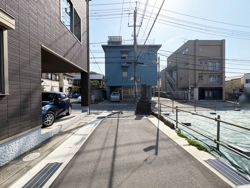 前面道路含む外観