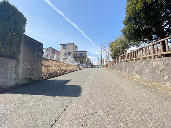 前面道路含む外観