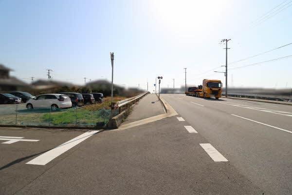 前面道路含む外観