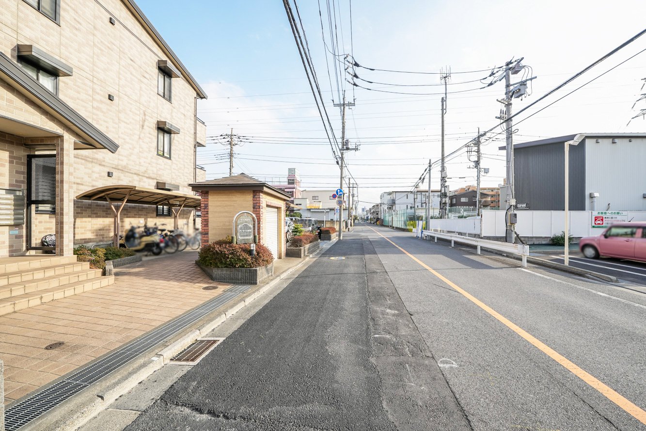 前面道路含む外観
