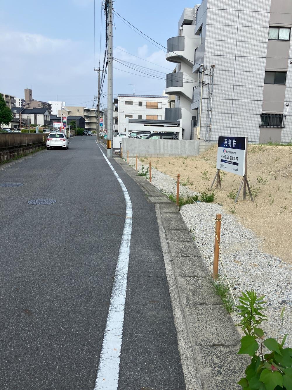前面道路含む外観