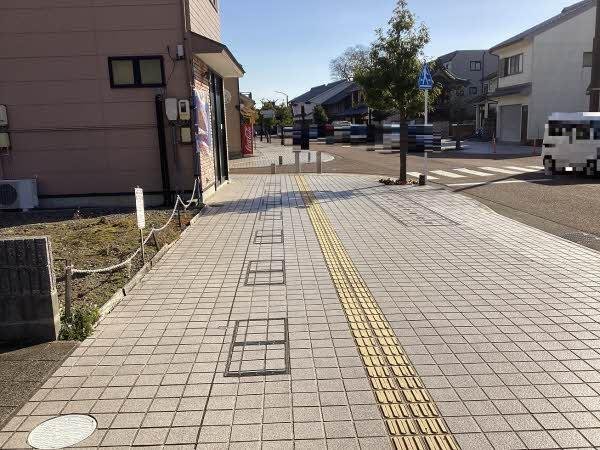 前面道路含む外観