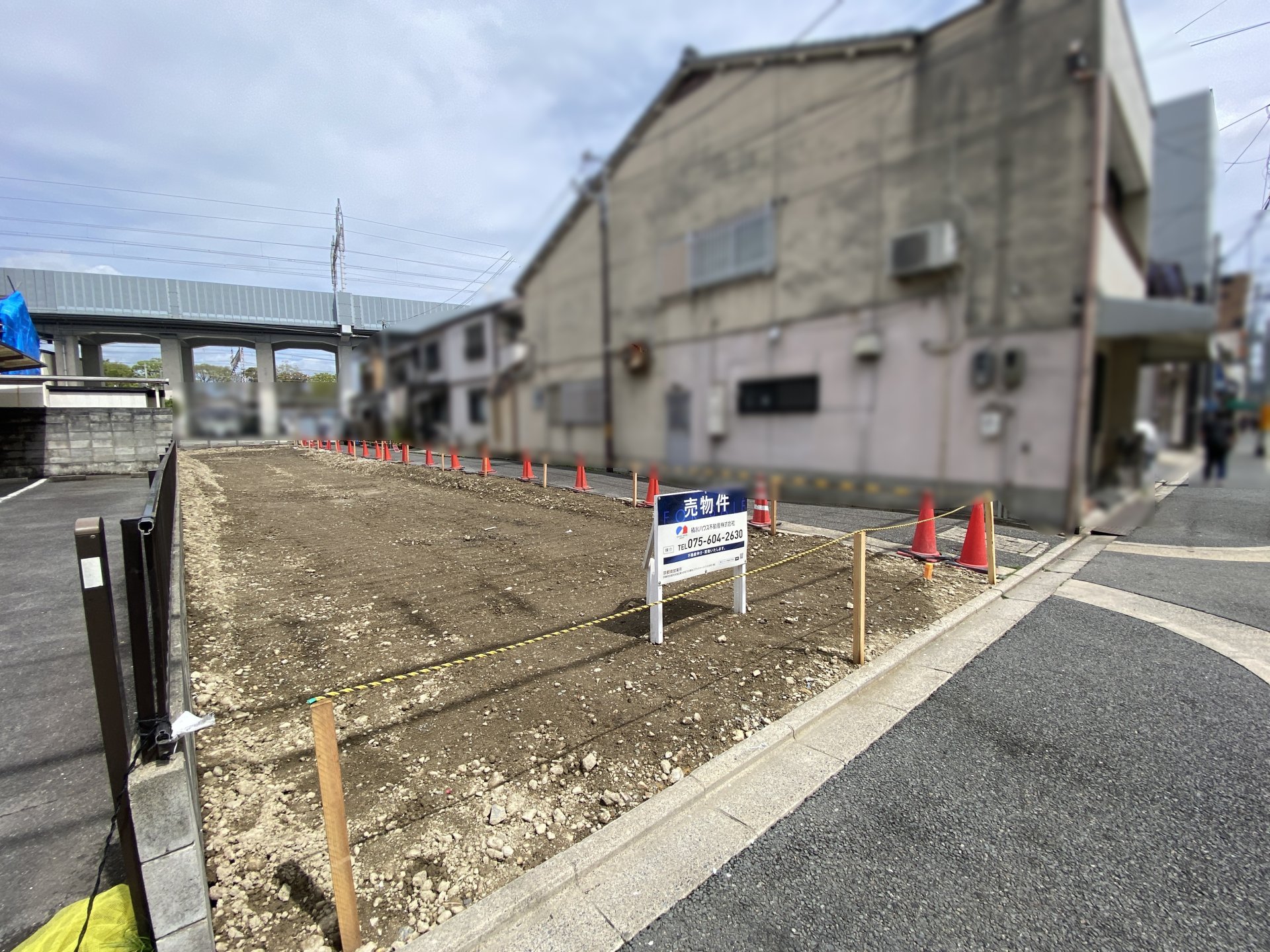 前面道路含む外観