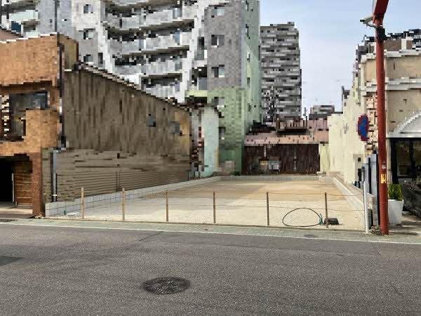 前面道路含む外観