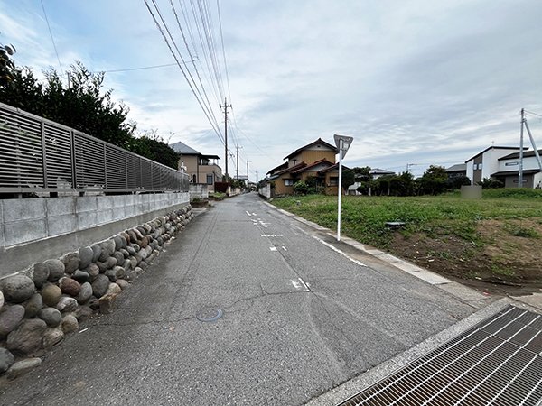 前面道路含む外観