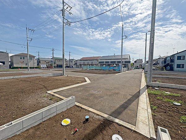 前面道路含む外観