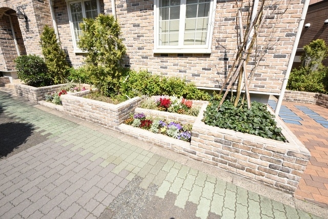 ★敷地内には緑がり、一部花壇になっています★