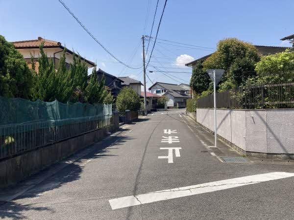 前面道路含む外観