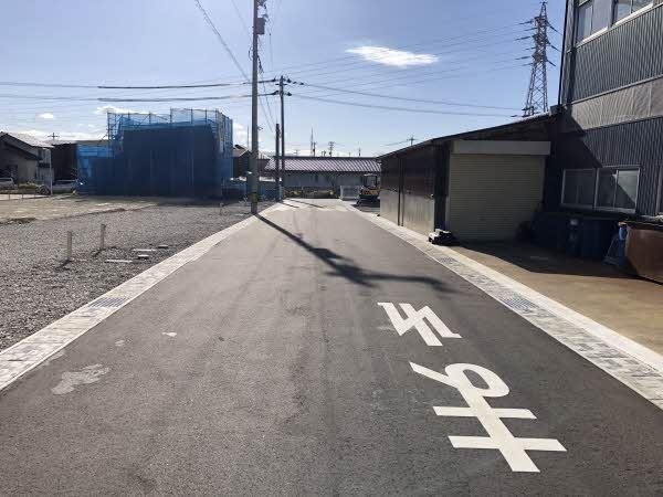 前面道路含む外観