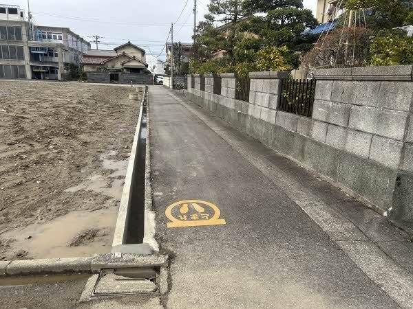 前面道路含む外観