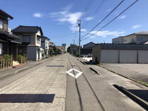 前面道路含む外観