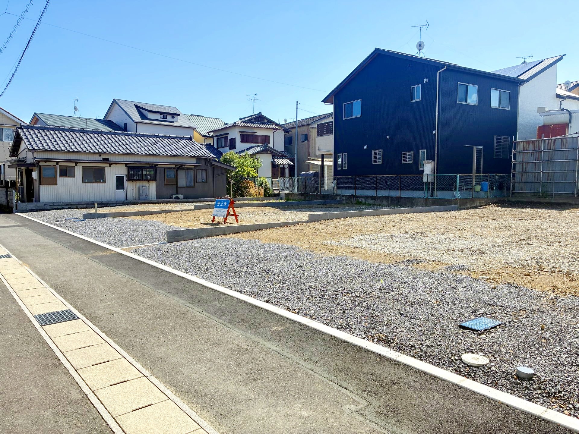 前面道路含む外観