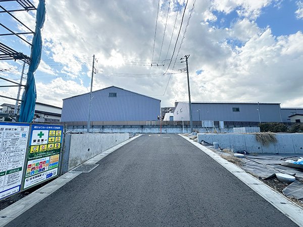 前面道路含む外観