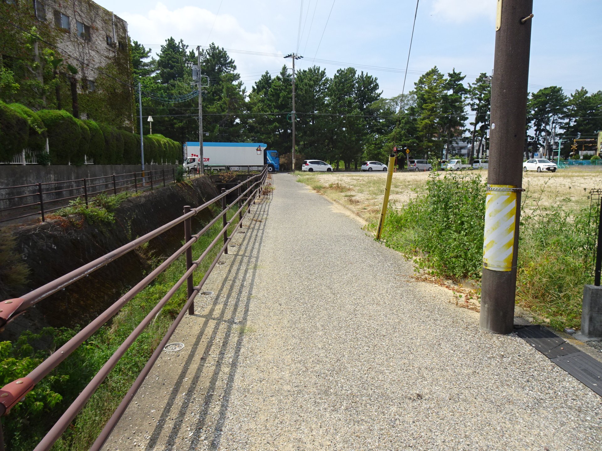 前面道路含む外観