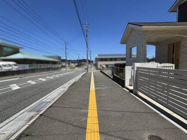 前面道路含む外観