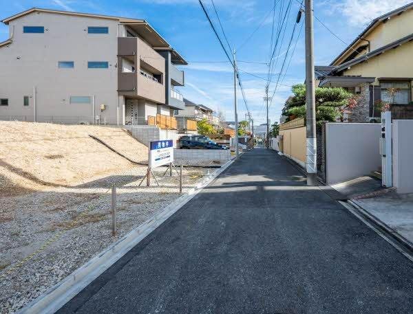 前面道路含む外観