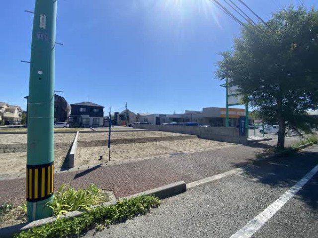 前面道路含む外観